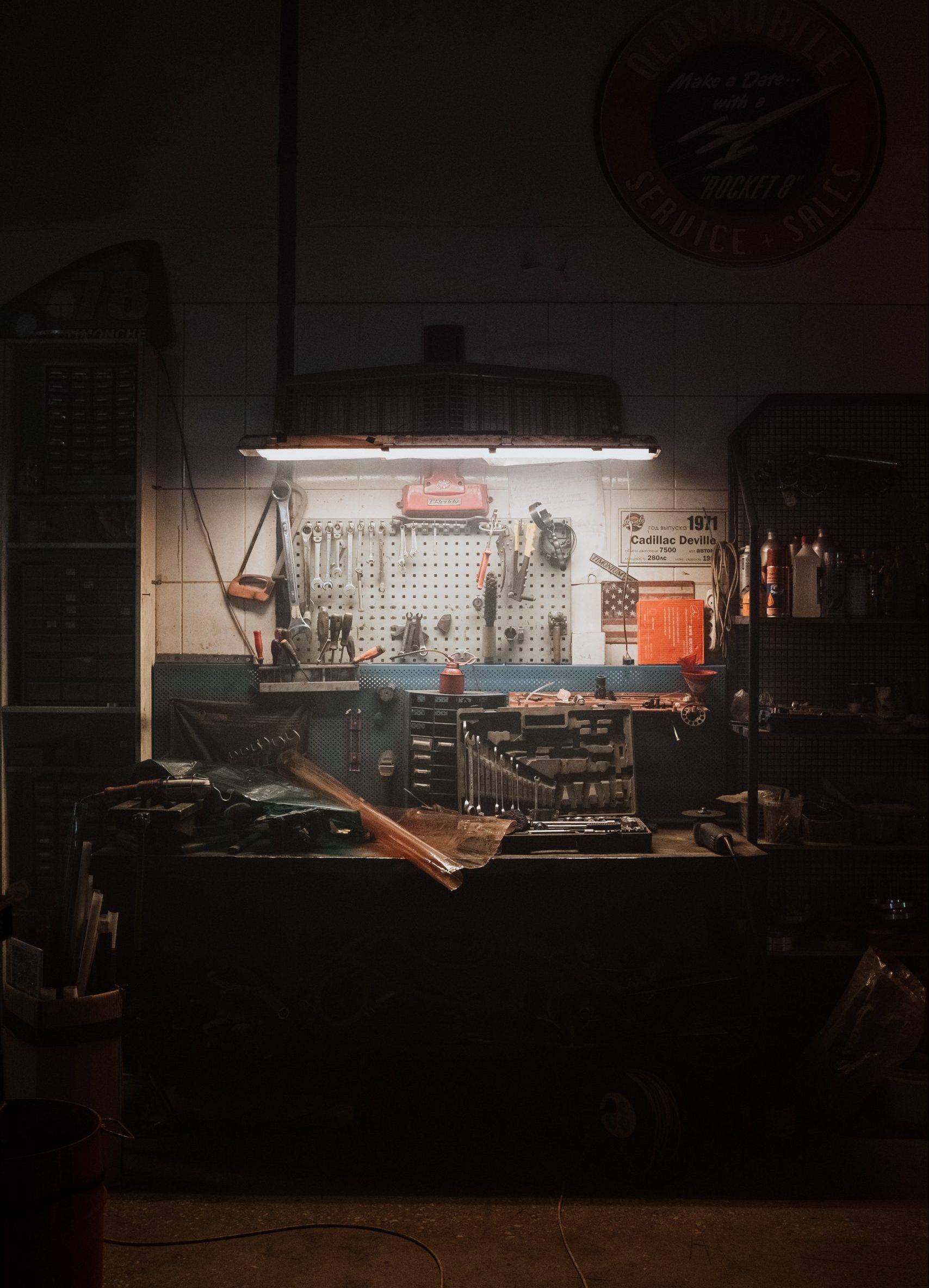 Eine beleuchtete Werkbank in einer dunklen Halle - das Zuhause eines zufriedenen Handwerkers
